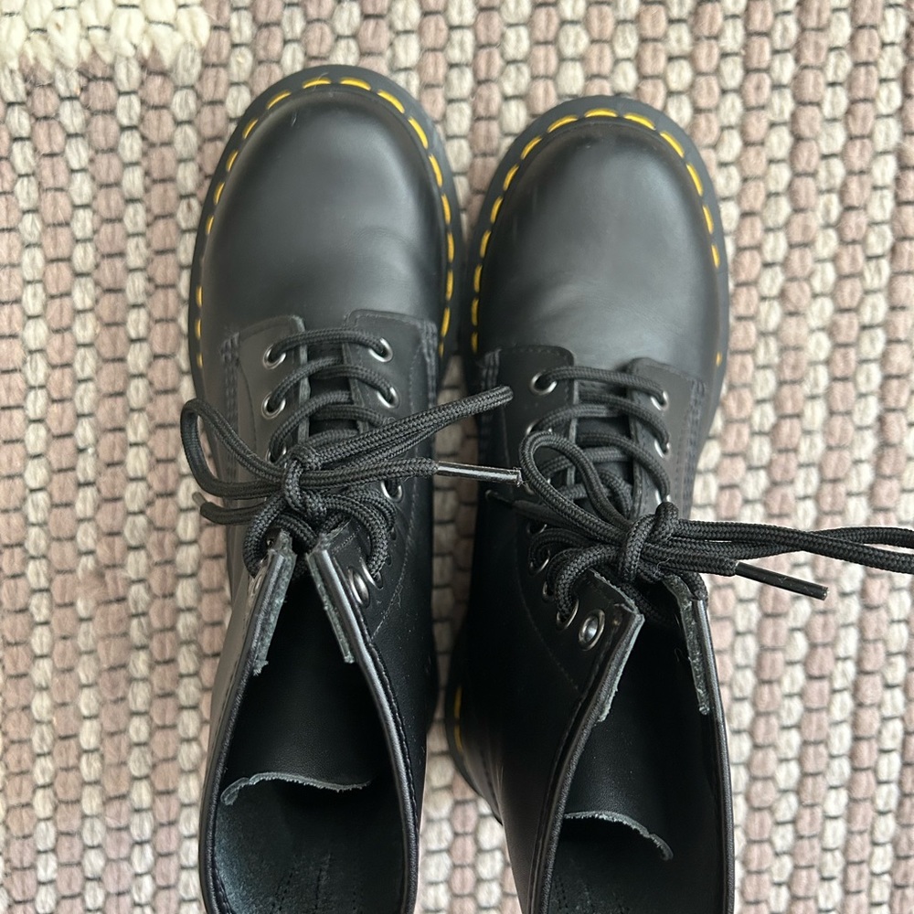 Dr. Martens 1460 Black Boots Women’s 7 EUC / Like New - Picture 7 of 7